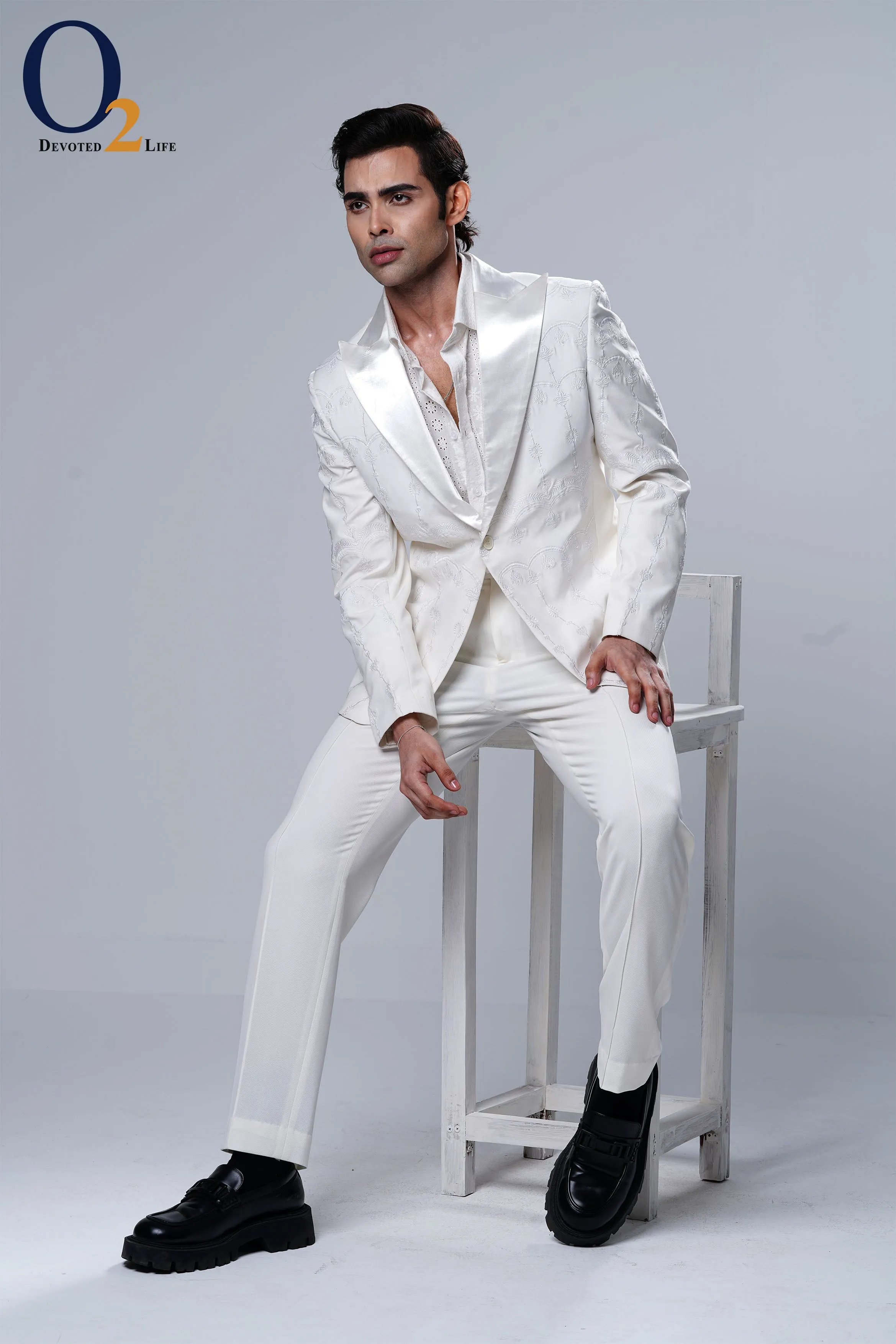 White embroidered tuxedo blazer